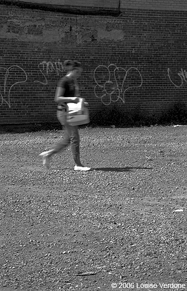 Femme floue et terrain vacant