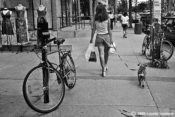 Femme avec chien sur un trottoir