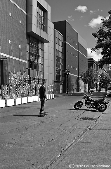 Ado sur planche à roulettes